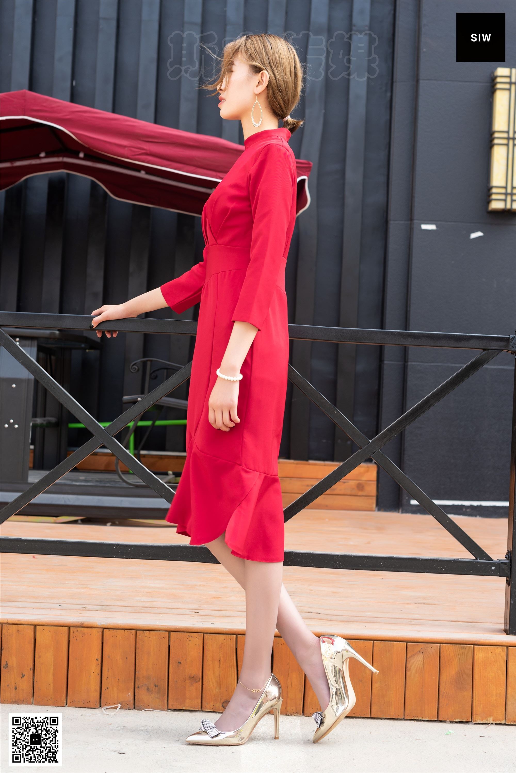 SIW斯文传媒 047 火红立领七分袖别致鱼尾裙 - 新芳